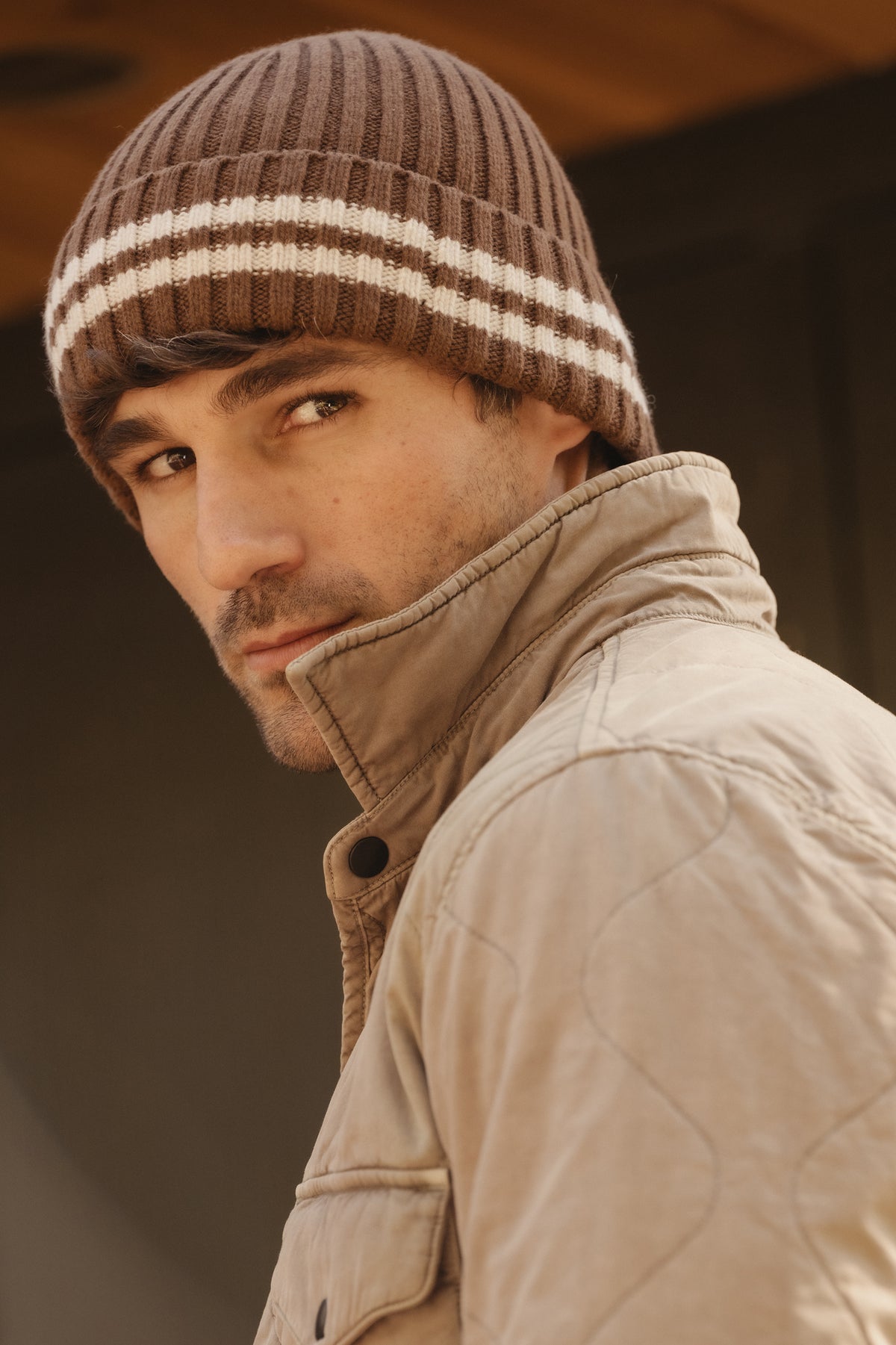 Striped ribbed cashmere beanie in light tan with white stripe band