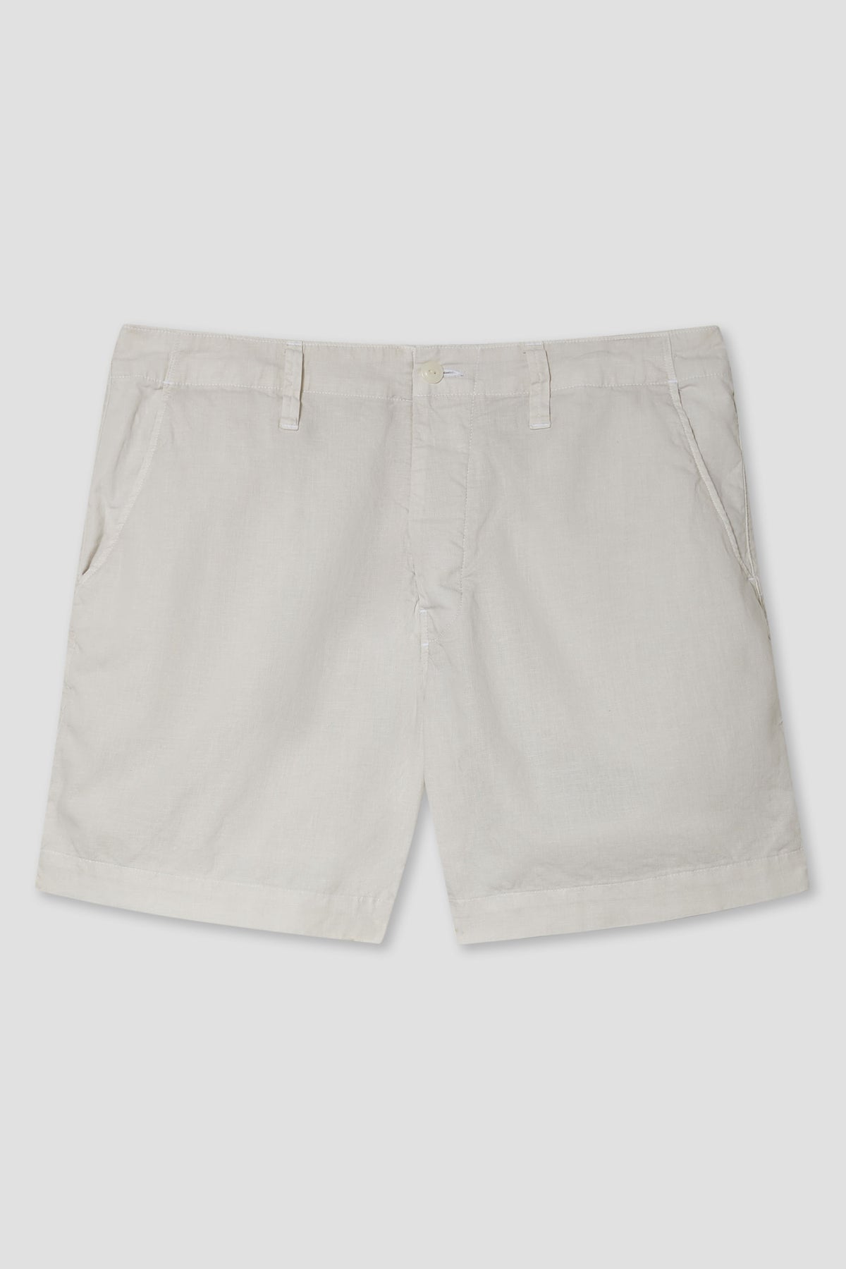 Cotton-hemp weekend shorts in off-white with button fly and side slash pockets