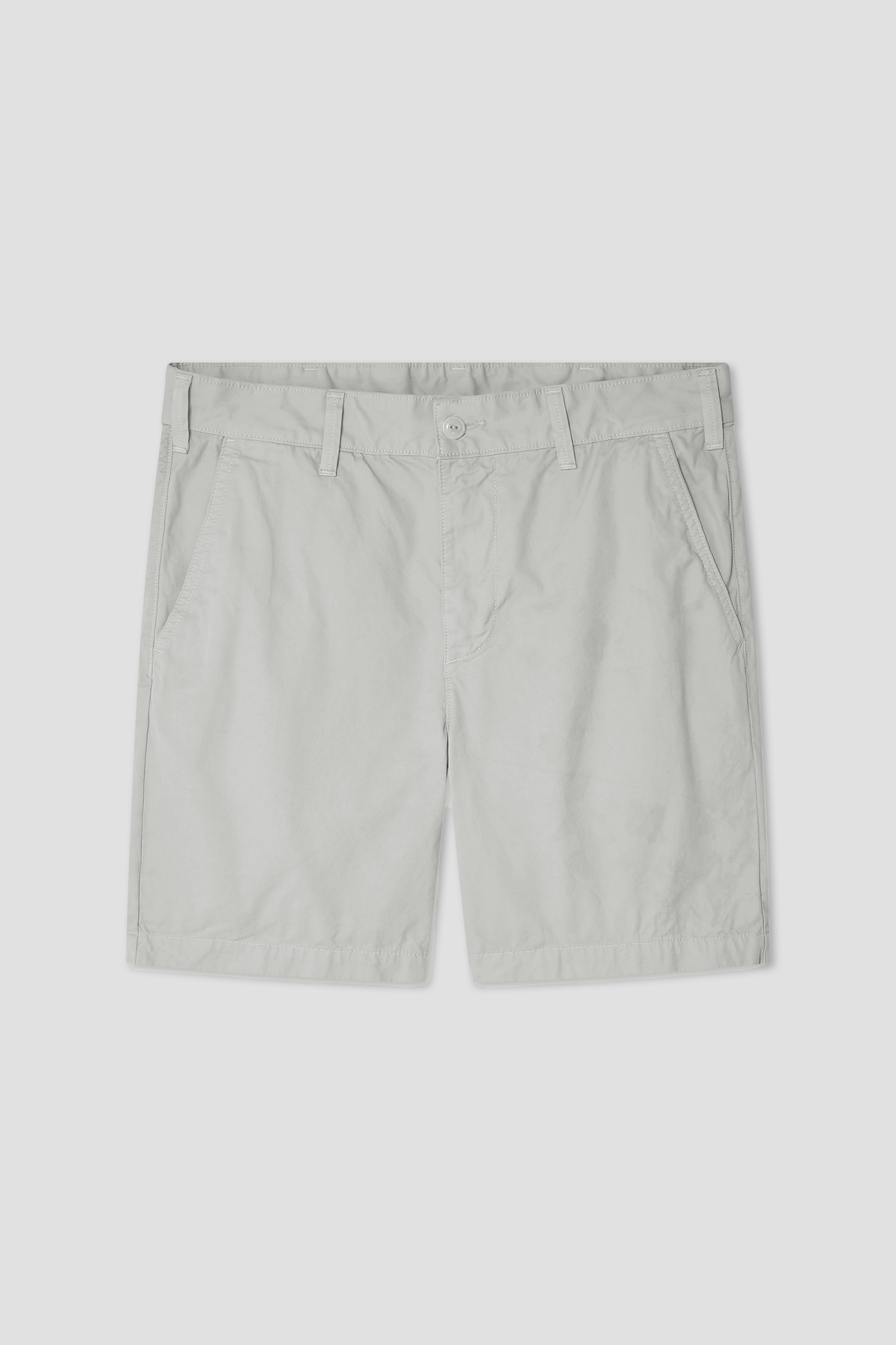 White twill standard shorts with front button closure and side pockets