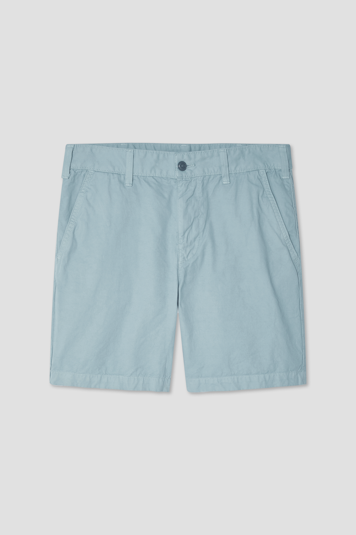 Twill standard short in light blue, relaxed fit with front pockets and button closure