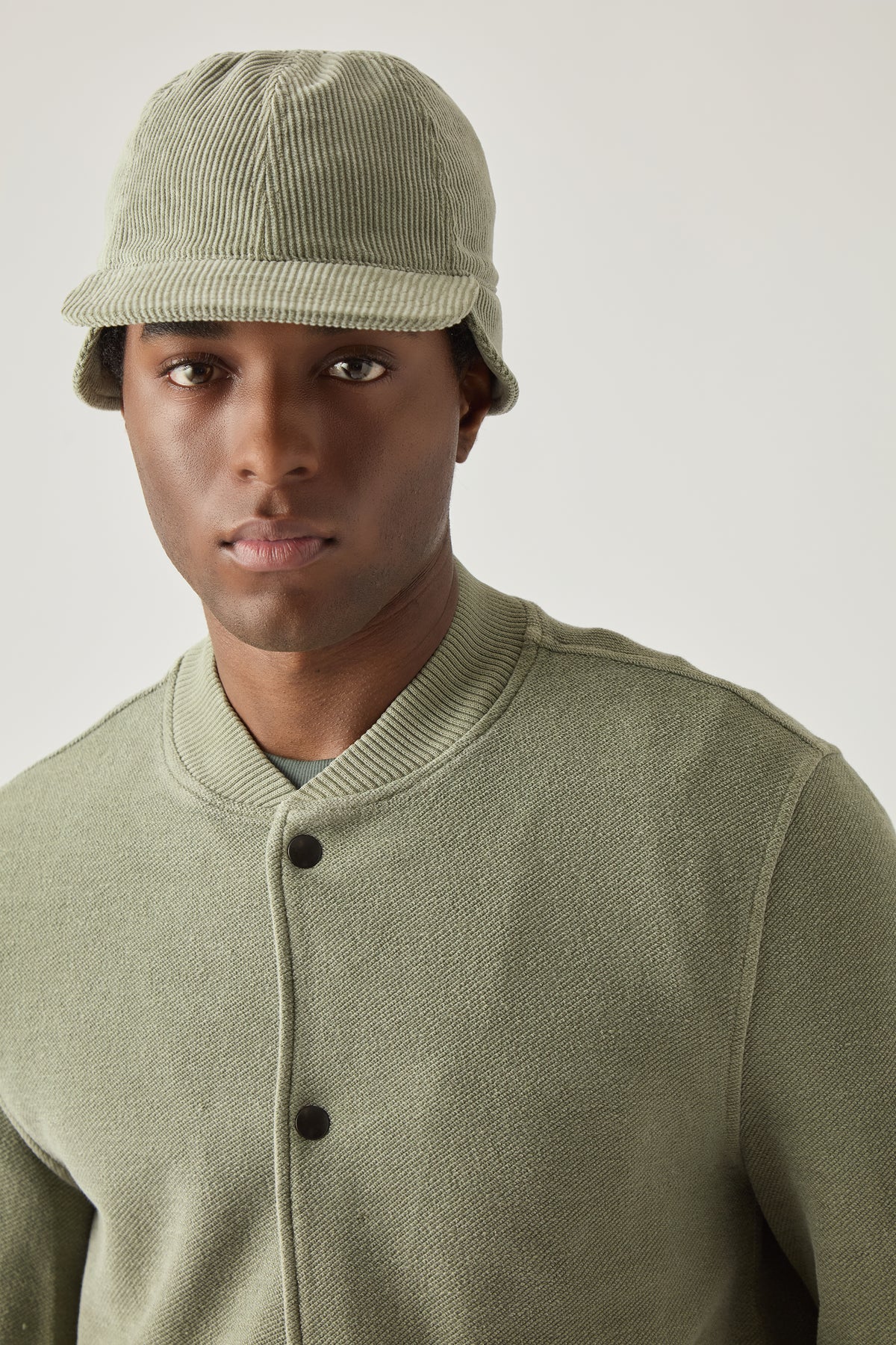 Wide-wale corduroy field cap in sage green