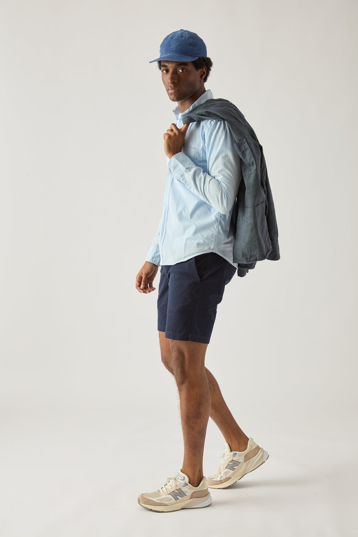 Twill standard short in dark navy, relaxed fit with front pockets and fly button