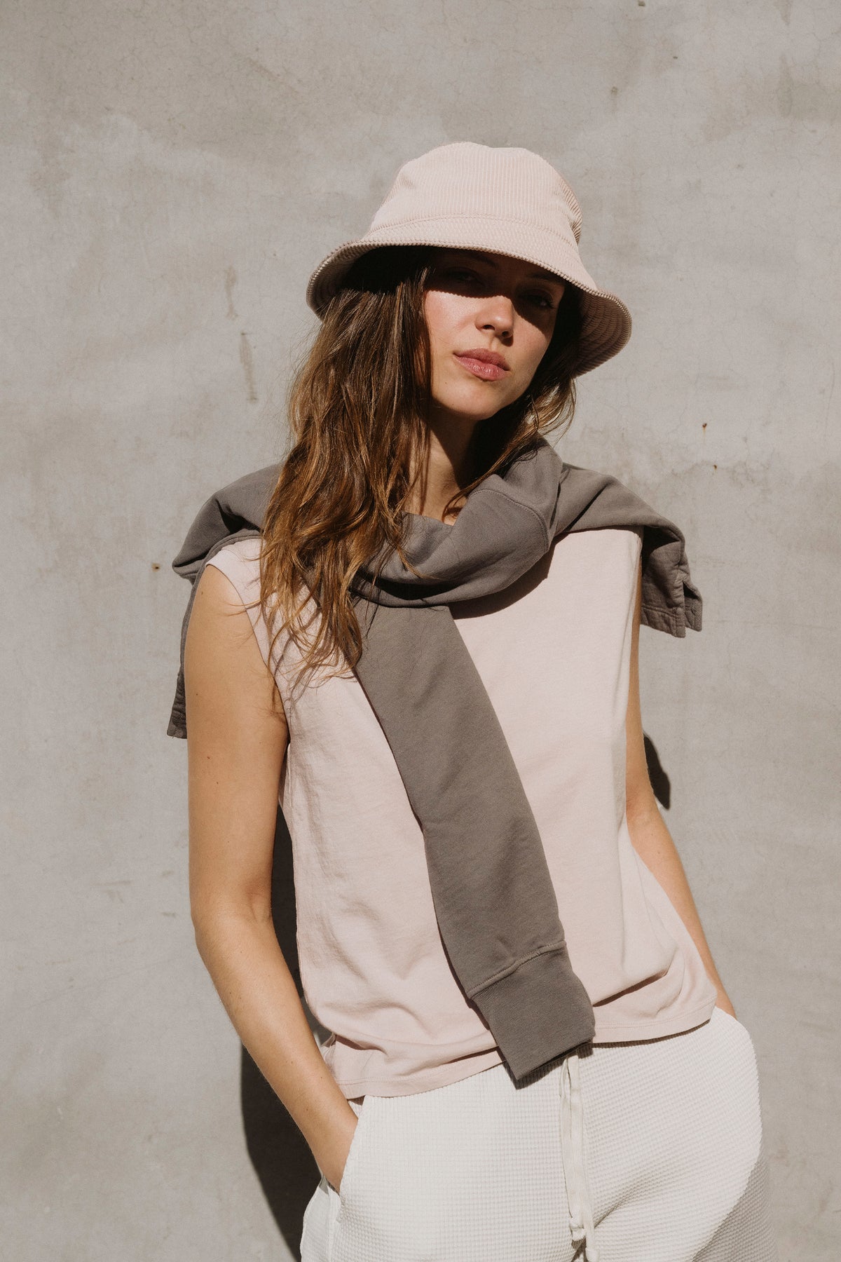 Cropped fleece sweatshirt in medium gray with long sleeves and crew neckline
