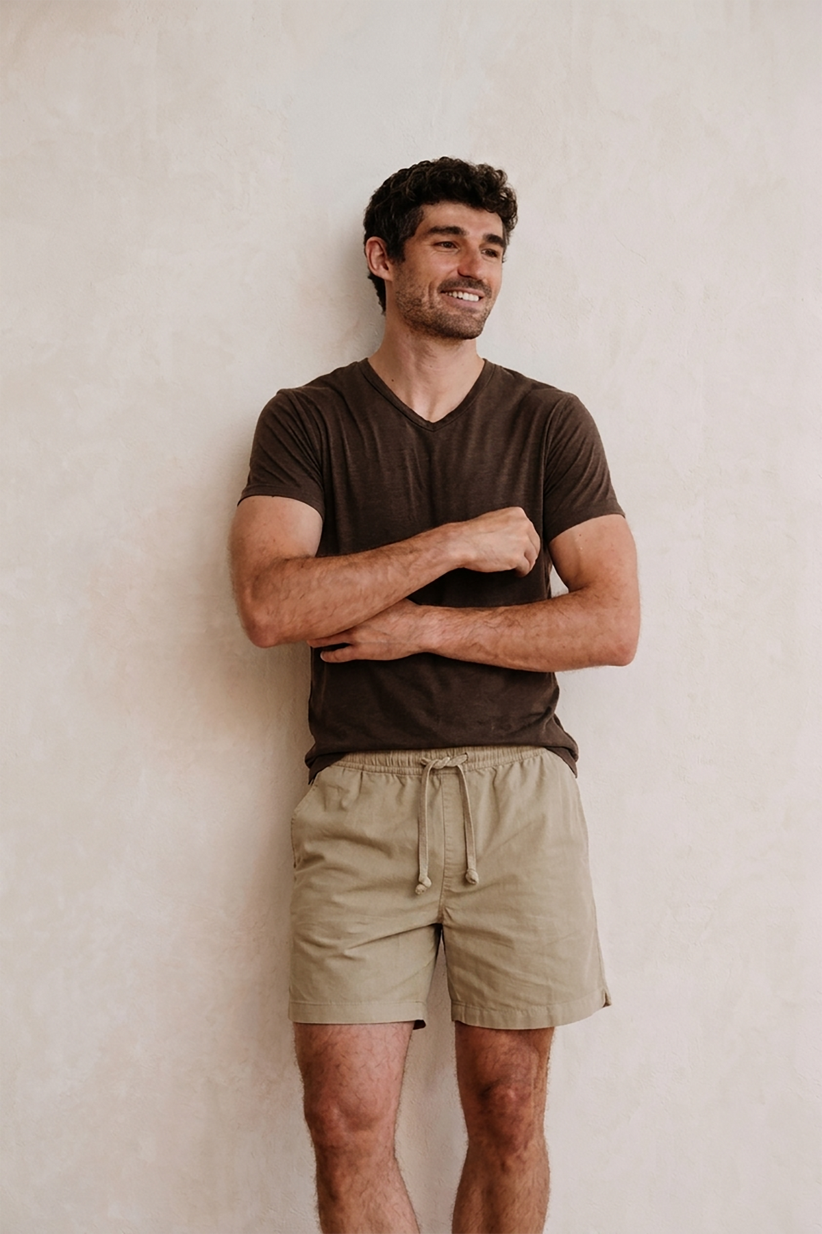 Men's twill easy shorts, khaki beige, elastic waistband and drawstring on model
