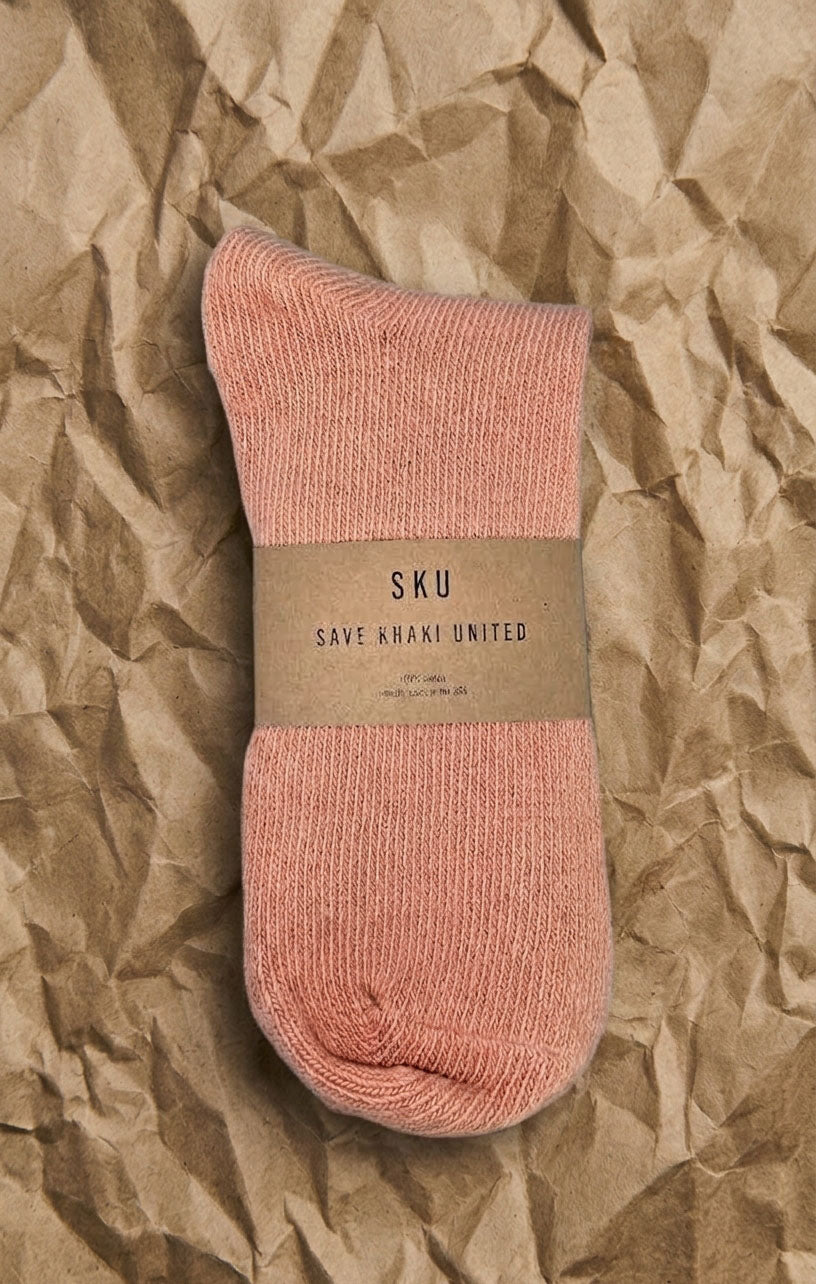 Crew sock in dusty pink with ribbed knit and banded brand label